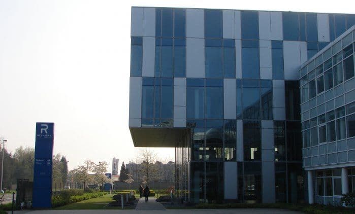 Voortuin en parking bij Reynaers Institute