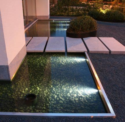 Zwembad en haagstructuur in de tuin