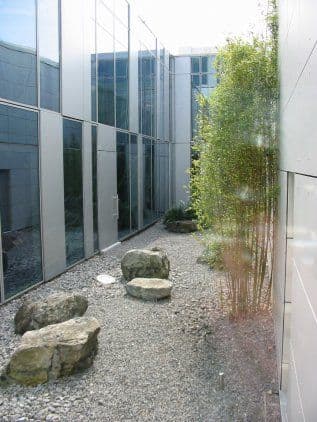 Patiotuin op de bedrijfssite
